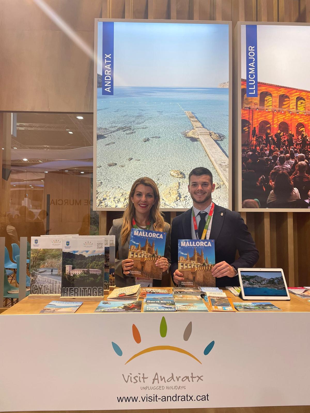 Estefanía Gonzalvo en el estand balear con la revista cumpleañera.
