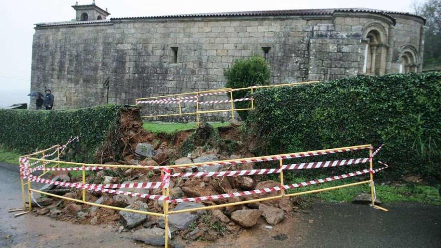 Vallado de la zona afectada por la caída de un muro próximo al monasterio de Camanzo. // Bernabé/Gutier
