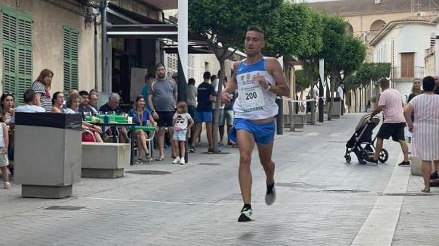 Adrián Guirado entra en solitario en Santa Margalida. | P.B.