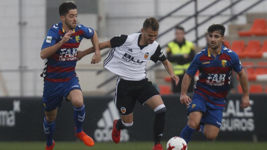 Fran Villalba conduce el balón durante un partido del Valencia Mestalla en Paterna