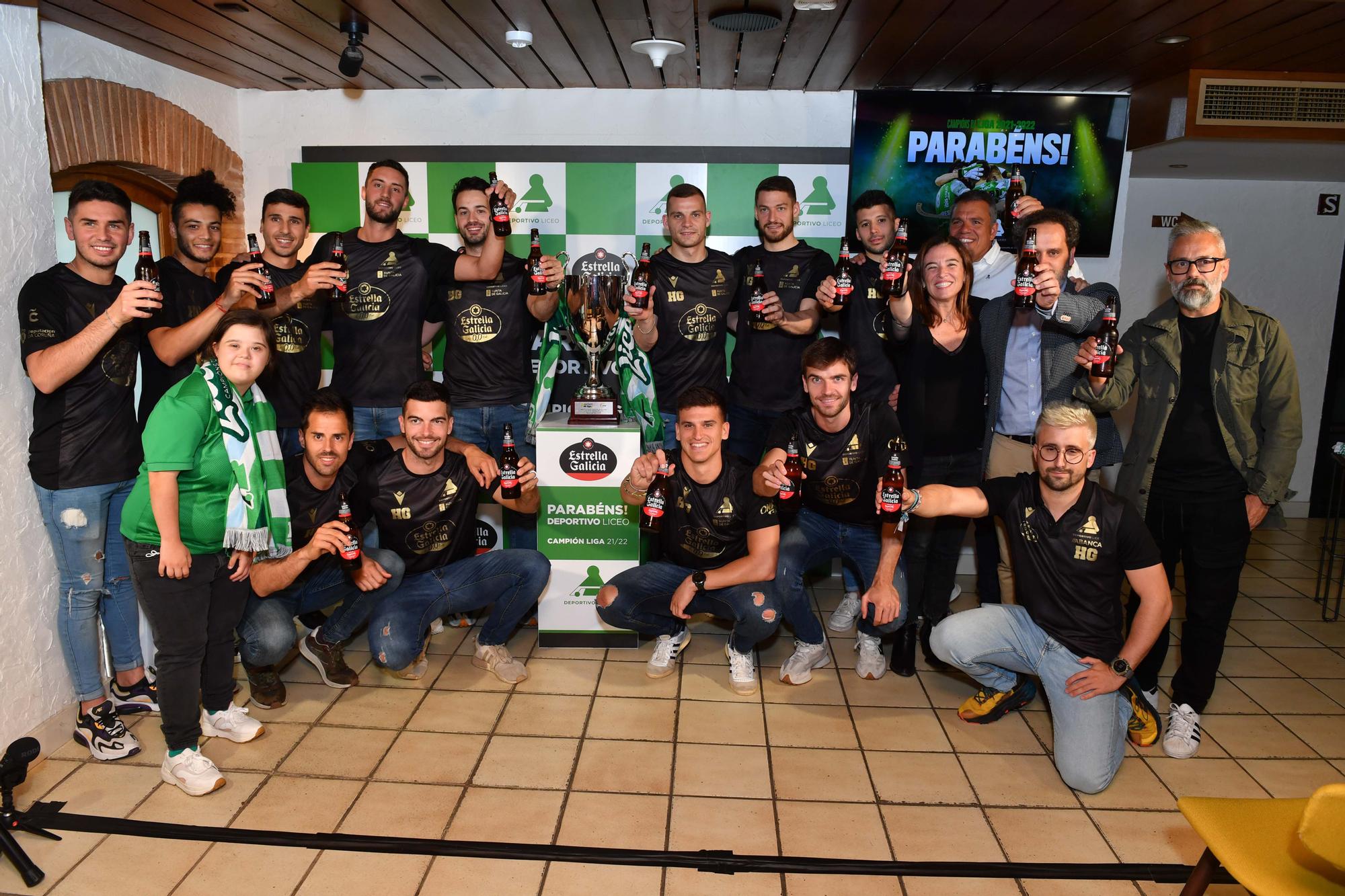 La plantilla del Liceo celebra su título de OK Liga en la cervecería de Estrella Galicia en Cuatro Caminos.