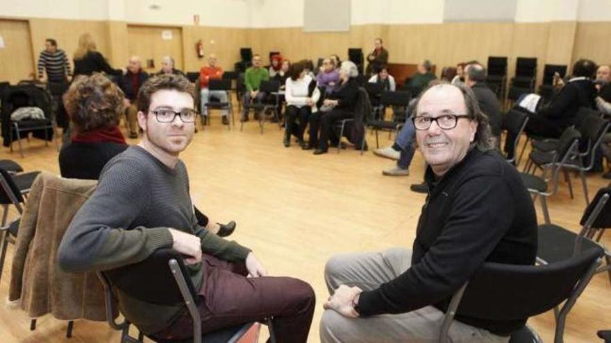 Jorge Moruno, a la izquierda, con Mario Suárez, secretario general de Podemos en Gijón, durante su conferencia en el colegio Jovellanos.