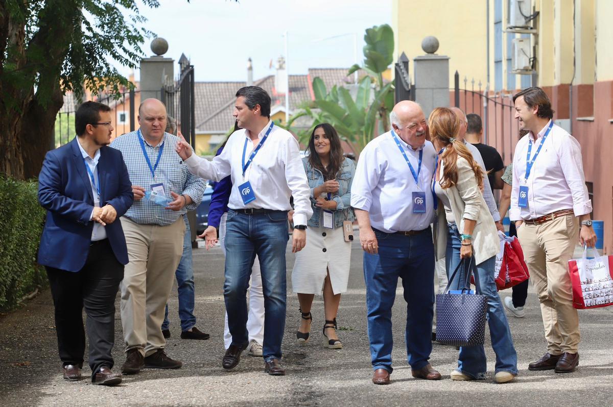 Llegada de los populares al colegio La Salle de Córdoba.