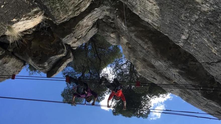 Fotografia d&#039;escaladors a un dels penya-segats de roca calcària