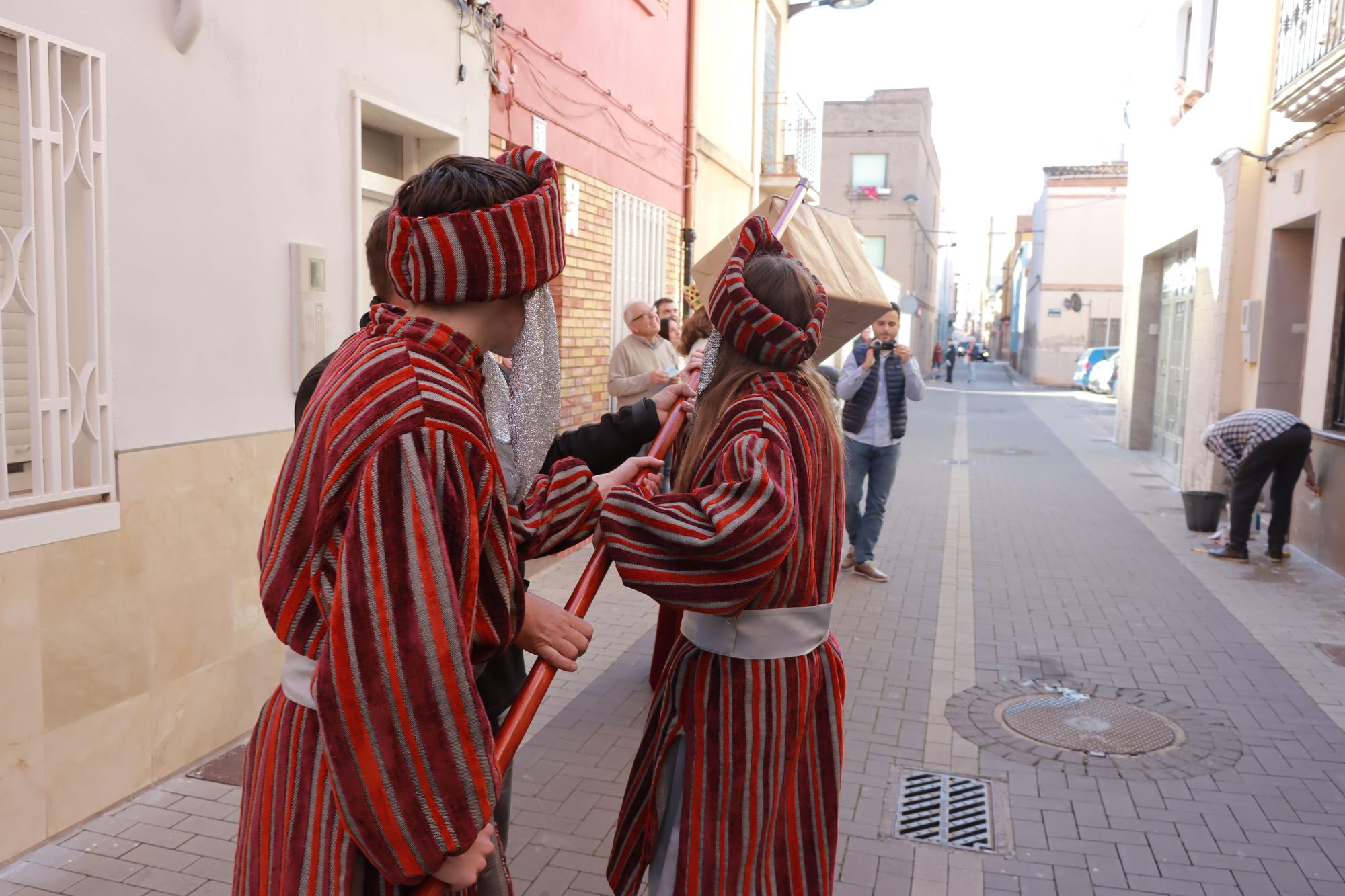 Los Reyes Mayos premian a los vecinos de Vila-real con cientos de regalos en este 2023