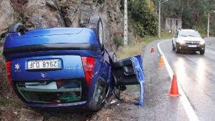 El coche, volcado.