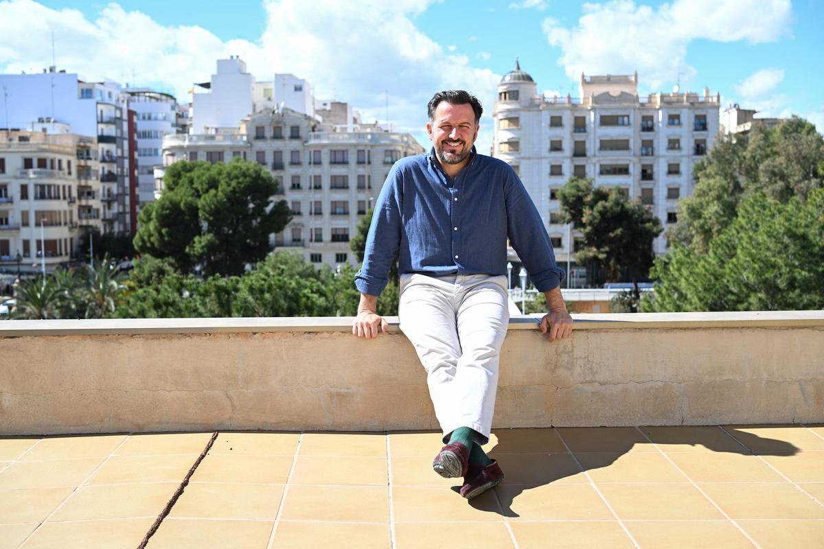 El alcalde, Pablo Ruz, en la terraza del Ayuntamiento, con la ciudad de Elche al fondo.