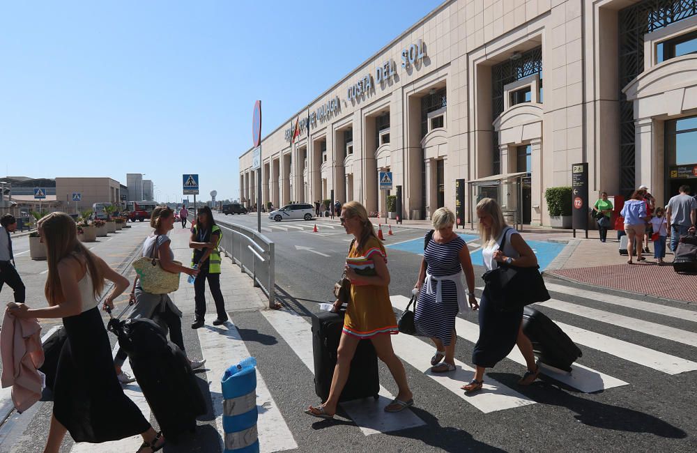 El aeropuerto de la Costa del Sol opera este fin de semana más de 2.000 vuelos que transportan a miles de turistas en el inicio o el fin de sus vacaciones de verano