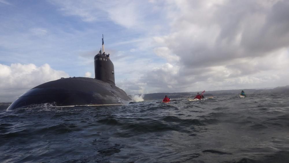 Un submarino de la Armada argelina solicitó fondear en la ría de Ares por el mal estado del mar. El colectivo de regatistas se acercó a saludar y tomarse fotografías con miembros de la tripulación.