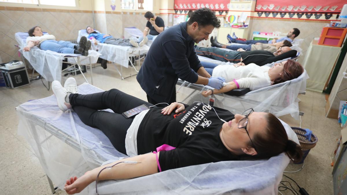 Varias personas donan sangre en un centro habilitado para ello.