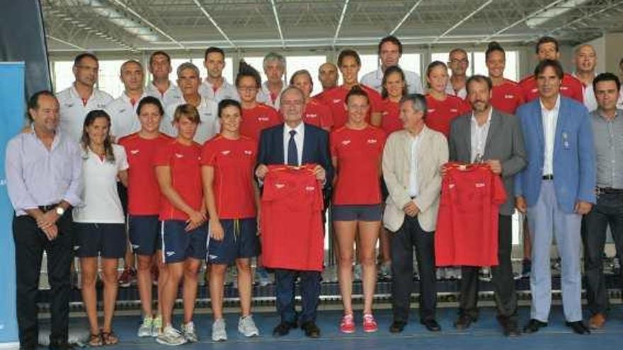 El equipo olímpico de natación, que se encuentra entrenándose en Málaga, recibió la visita ayer del alcalde Francisco de la Torre.