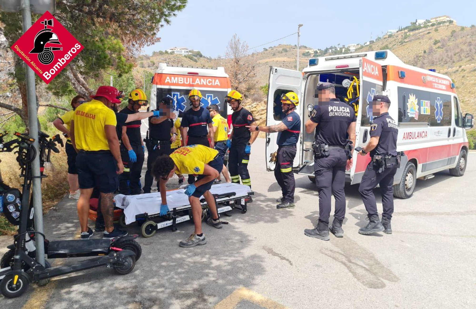 El rescate un bañista tras desvanecerse en la Cala de la Almadrava, en imágenes