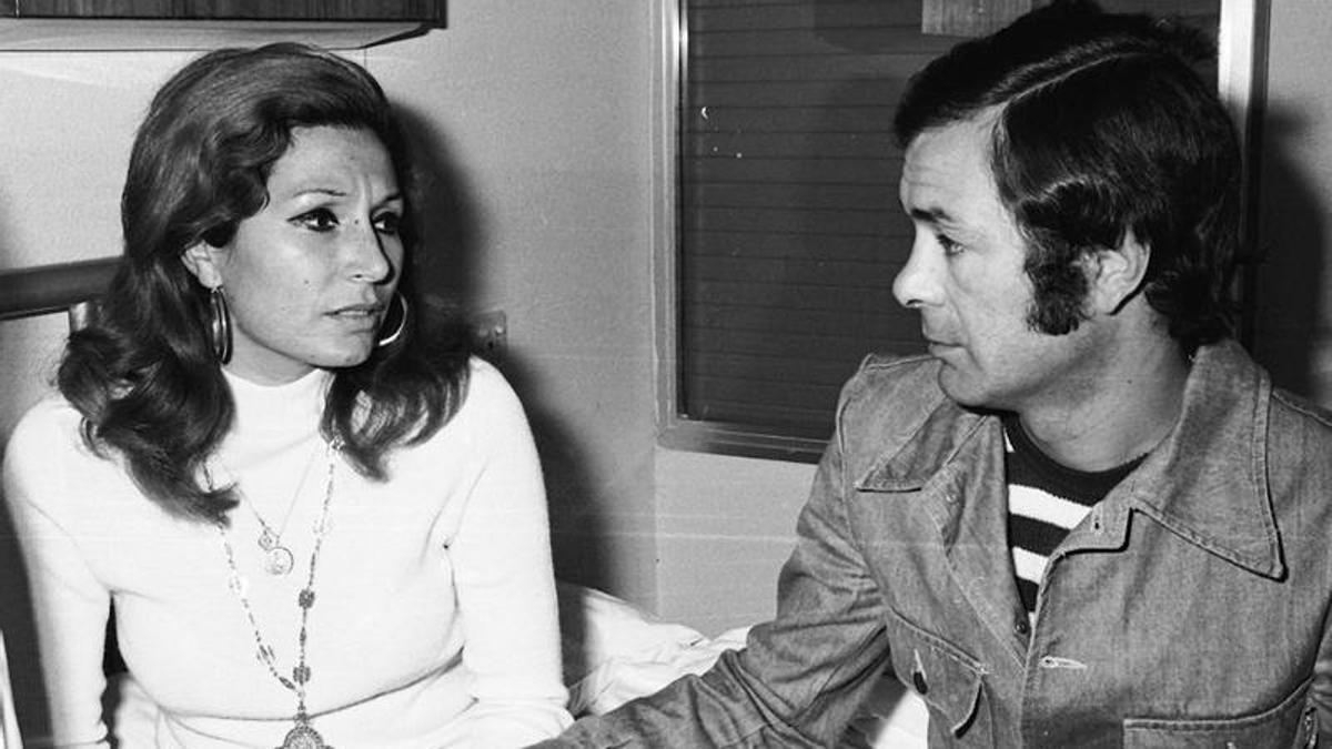 Rocío Jurado y Pedro Carrasco, en el Hospital General de Córdoba, el día de su alta médica.