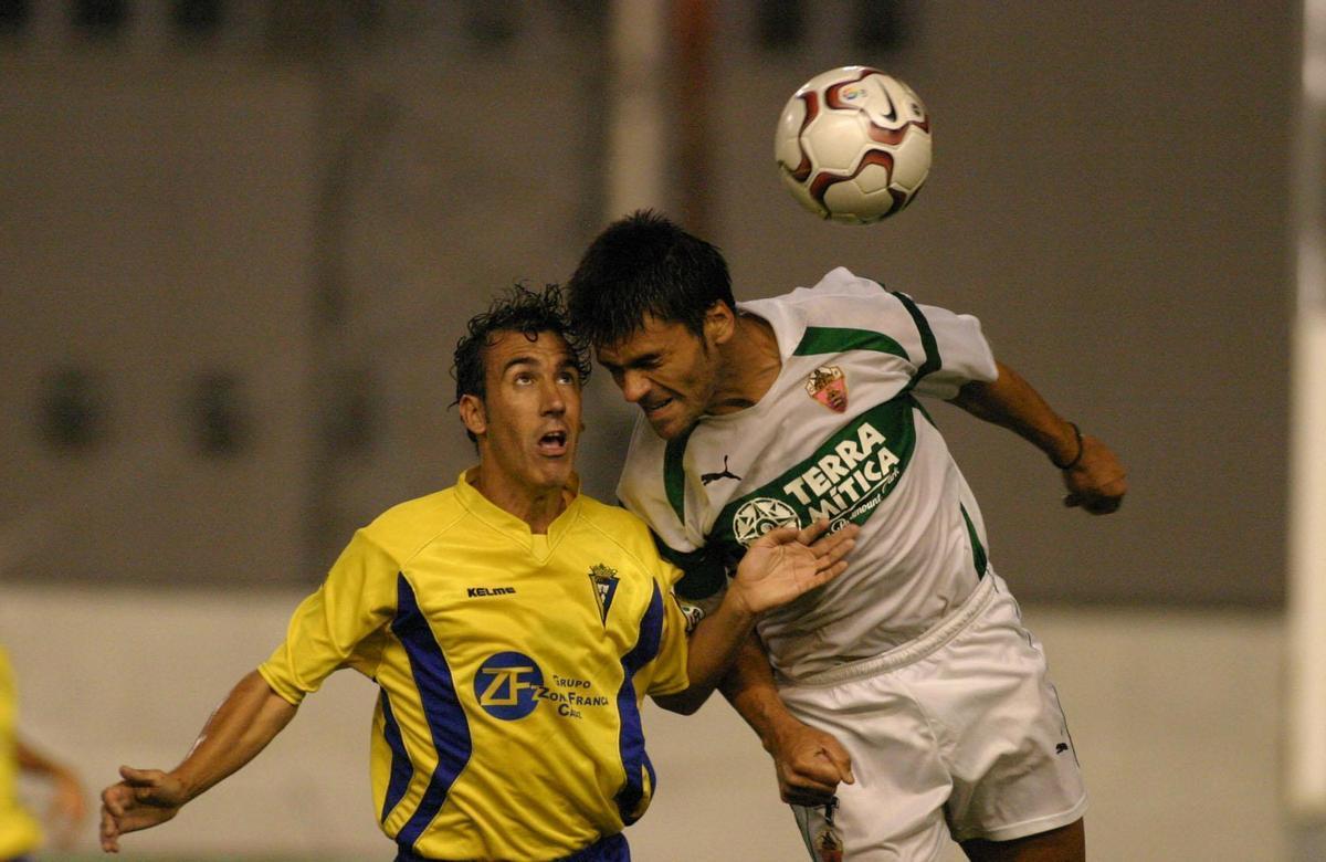 Benja trata de cabecear un balón ante Oli, en 2003