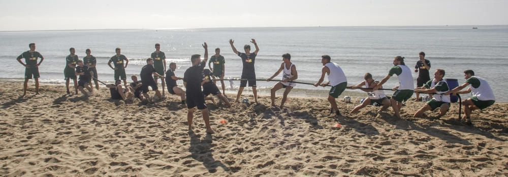 Entrenamiento del Elche CF en la playa de El Pinet