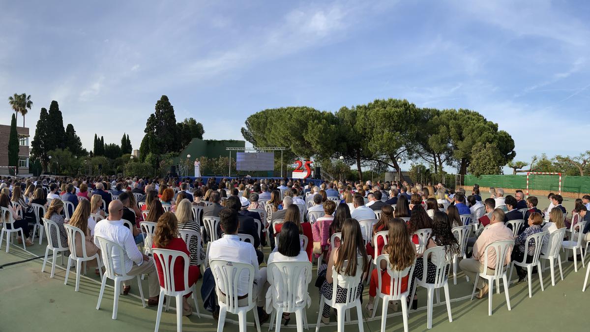 Más de 400 personas acudieron a la celebración que finalizó con un aperitivo en los jardines, en el que se pudo palpar la alegría y el agradecimiento de familias, alumnos, antiguos alumnos y los profesores.