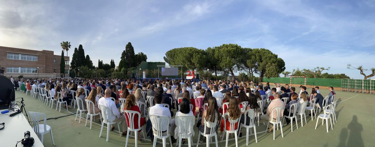 Más de 400 personas acudieron a la celebración que finalizó con un aperitivo en los jardines, en el que se pudo palpar la alegría y el agradecimiento de familias, alumnos, antiguos alumnos y los profesores.
