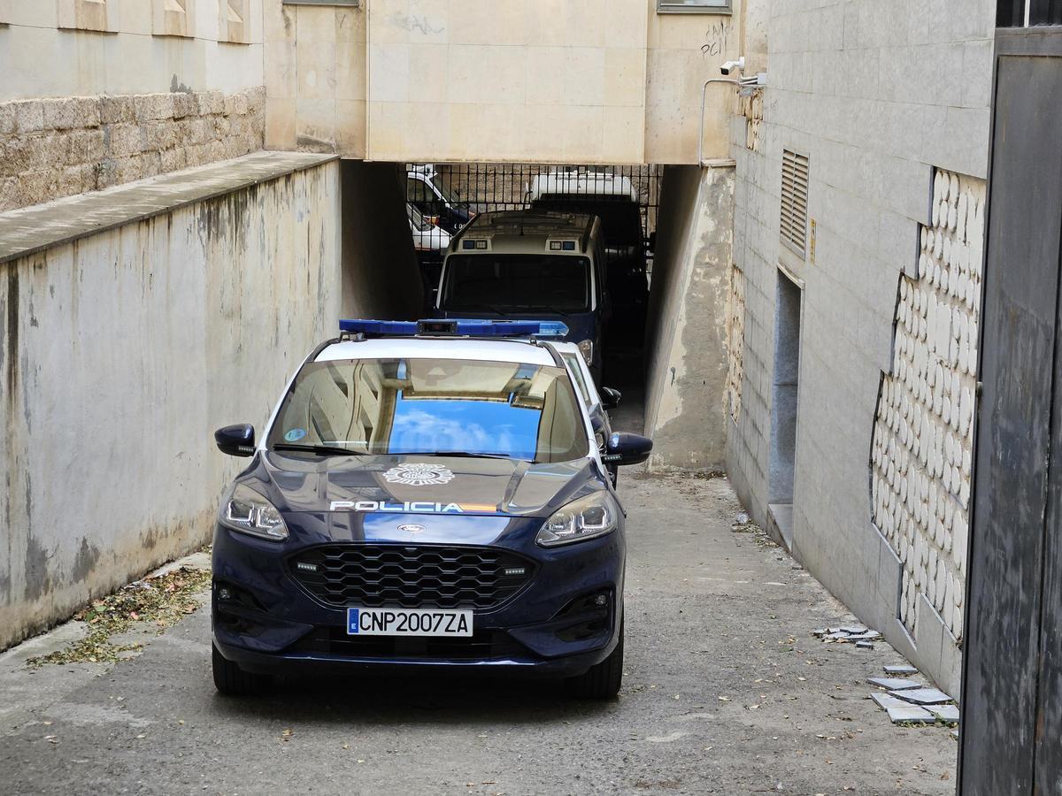 Imagen de archivo de vehículos de la Policía Nacional en los juzgados de Alicante.