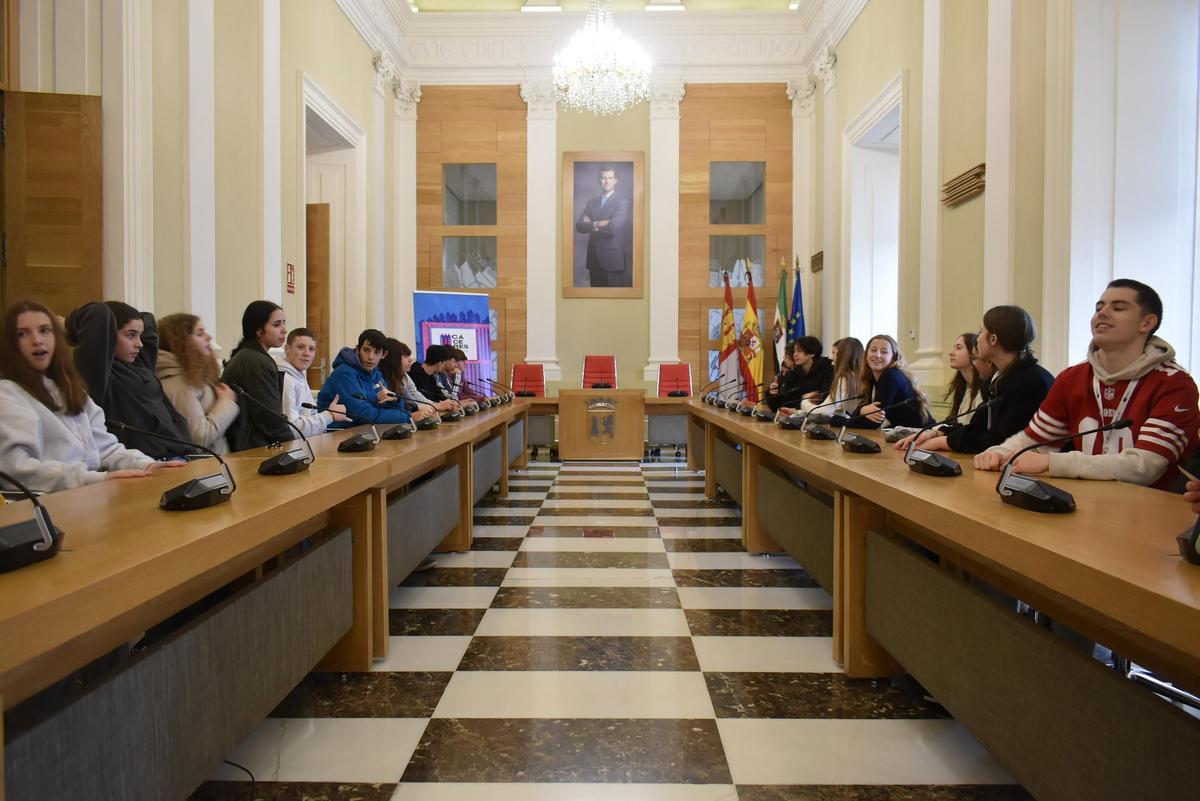 Fotogalería | Alumnos franceses y portugueses visitan el ayuntamiento de Cáceres