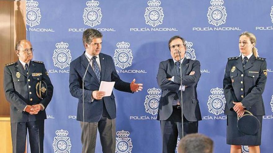 El jefe de Policía de Valencia (izq.) y la jefa de Homicidios de Valencia (dch.), ayer, en la rueda de prensa.