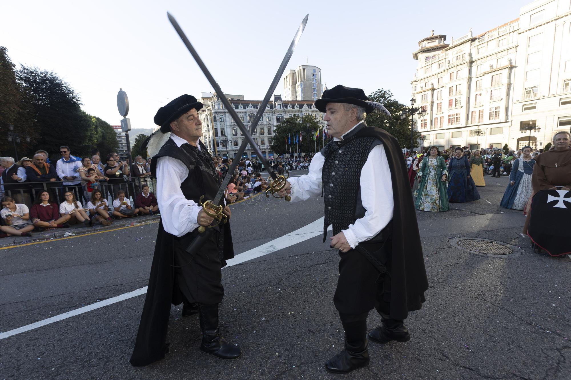 En Imágenes: El Desfile del Día de América llena las calles de Oviedo en una tarde veraniega