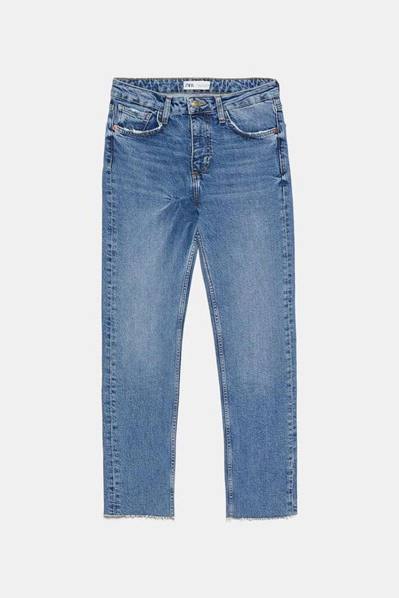 Pantalón vaquero recto de Zara (Precio: 25,95 euros)