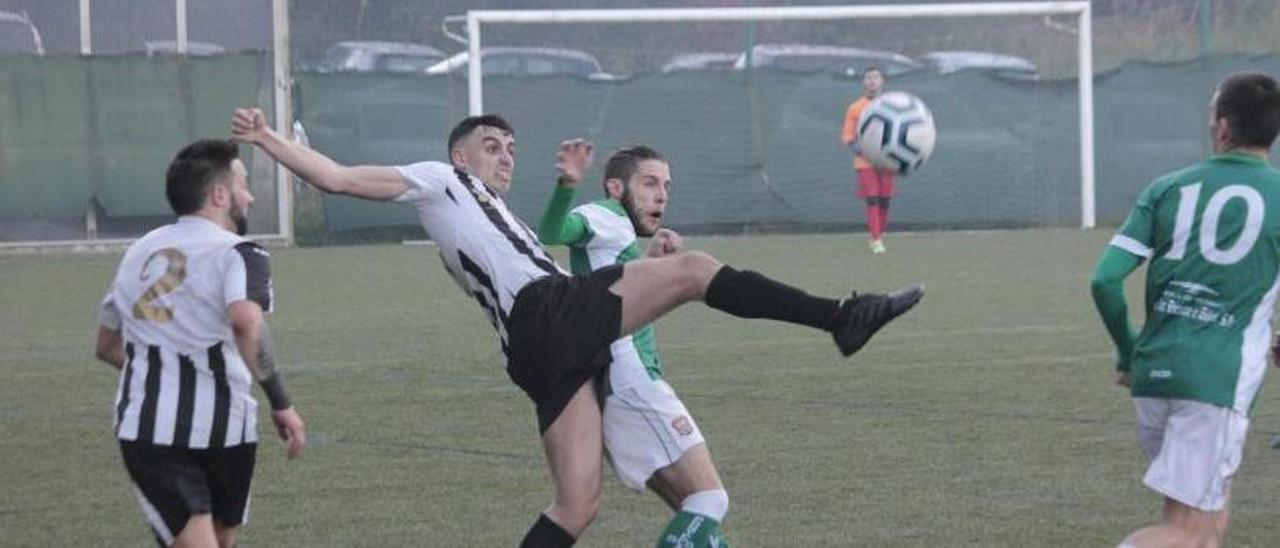 Un jugador del Bueu trata de controlar el balón ayer. |  // SANTOS ÁLVAREZ