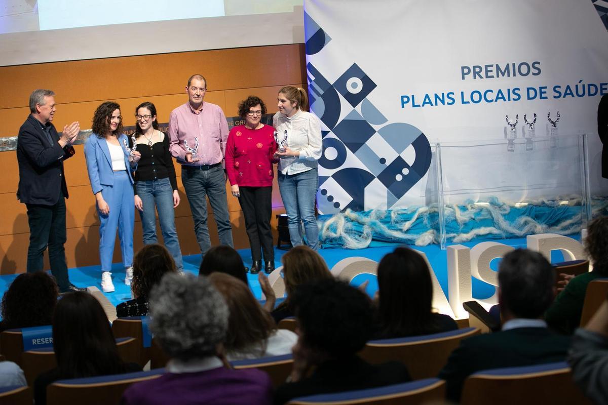 La jefa del servicio de Atención Primaria de Bueu, María José Aquino (segunda por la dcha.), en la entrega de los premios.