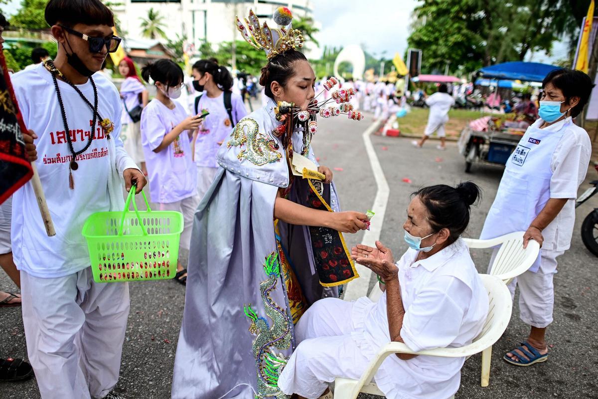 Piercings extremos para limpiar el alma en el Festival Vegetariano de Phuket