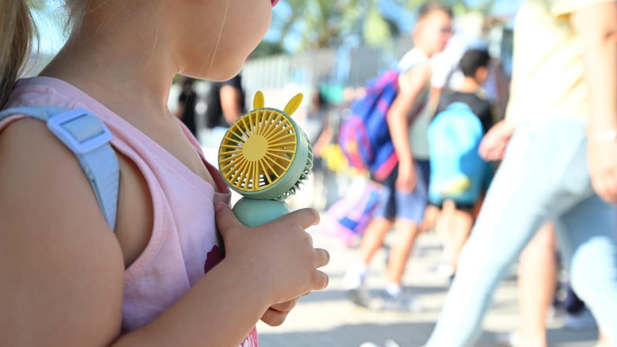 La dirección del colegio Clara Campoamor de Elche aconseja a los padres acudir con ventiladores, gorra, agua o abanicos a clase por el extremo calor