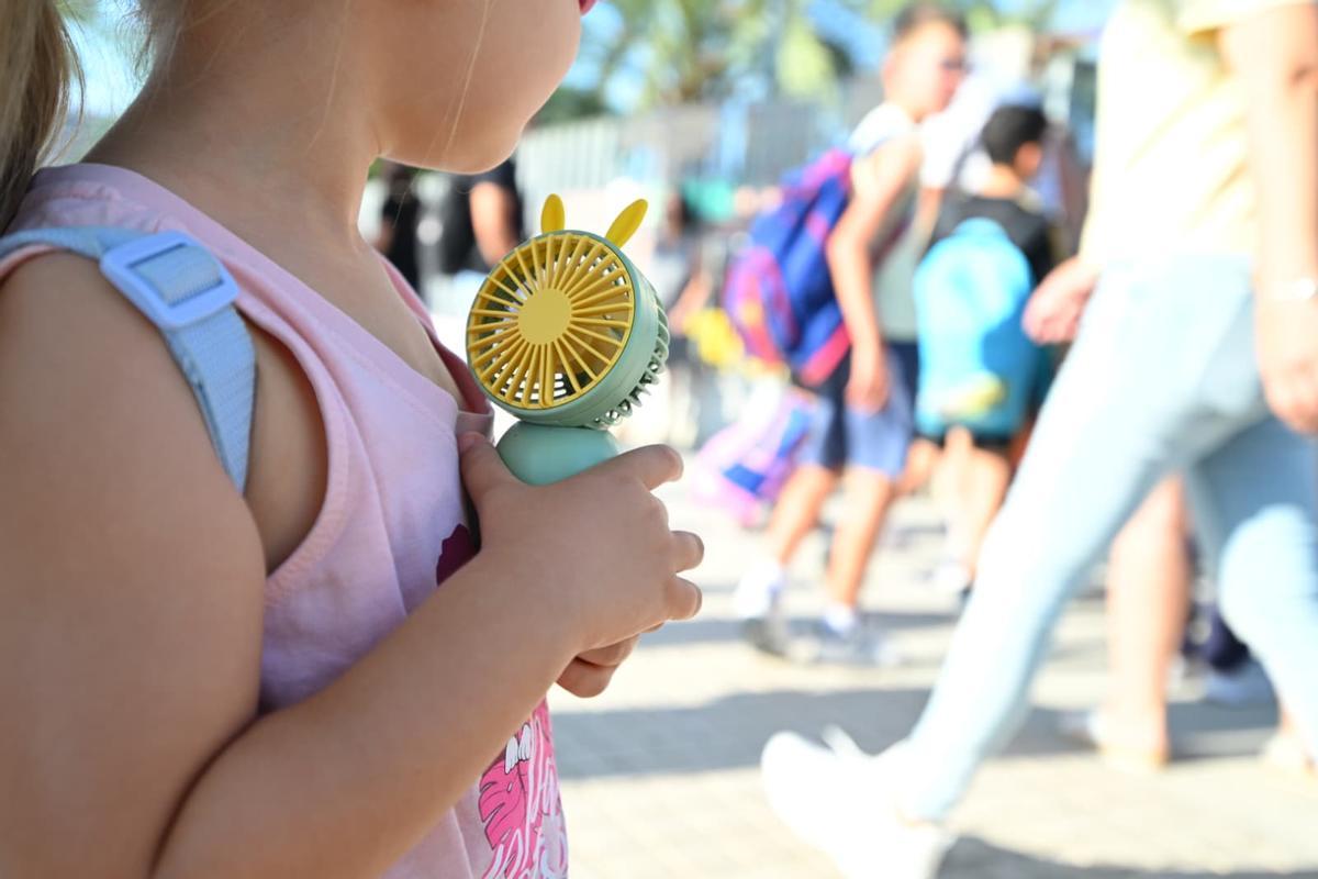 La dirección del colegio Clara Campoamor de Elche aconseja a los padres acudir con ventiladores, gorra, agua o abanicos a clase por el extremo calor