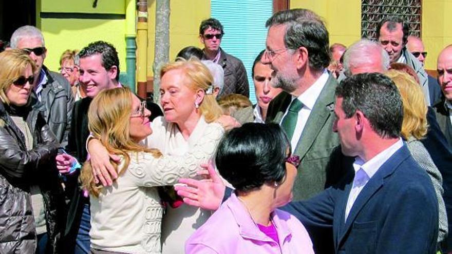 Una simpatizante besa a Mercedes Fernández por las calles de Ribadesella, en presencia de Mariano Rajoy.