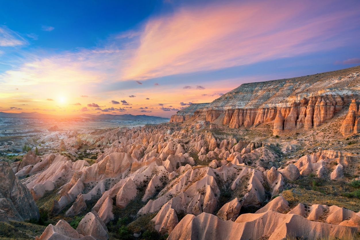 El Valle de Göreme y sus impresionantes formaciones rocosas al amanecer