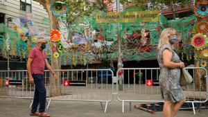 Las fiestas de Sants premian el enramado floral de la plaza de Bonet i Muixí