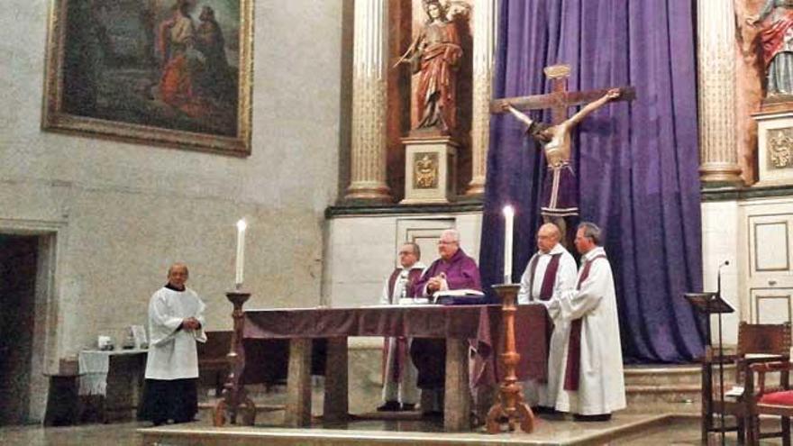 El obispo Salinas durante la homilía que ayer ofició en sa Pobla ante numerosos fieles.