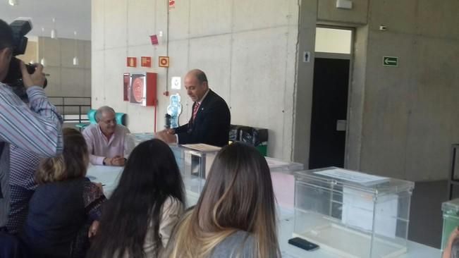 El candidato Alberto Montoya ejerce su derecho al voto.