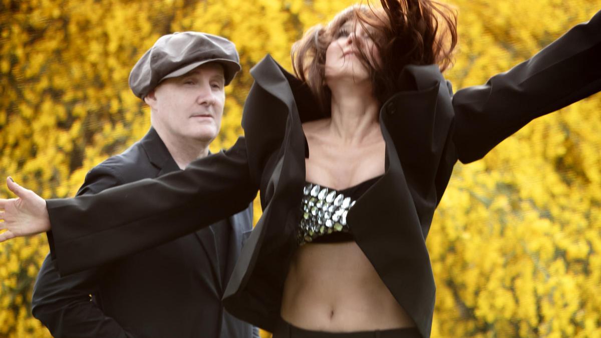 Juan Aguirre y Eva Amaral en una imagen promocional del nuevo disco.