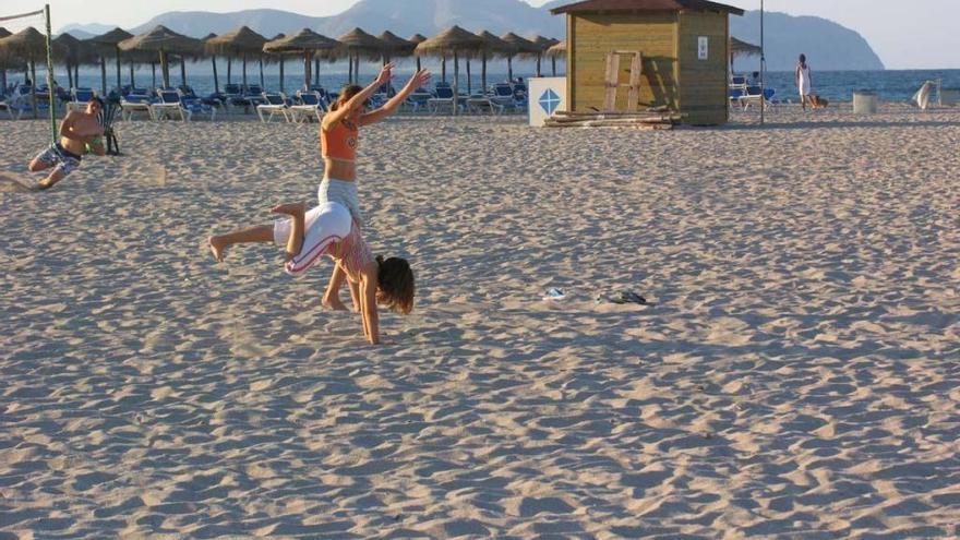 Sonnenliegen und -schirme an der Playa Son Bauló auf Mallorca