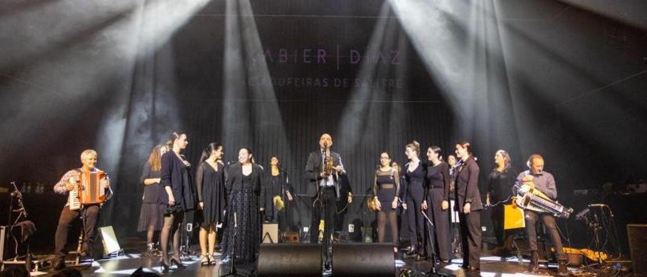 Xabier Díaz rodeado por As Adufeiras de Salitre e polas mozas de Lina e Lola.   | // CORTESÍA DE PIXELÍNPHOTO