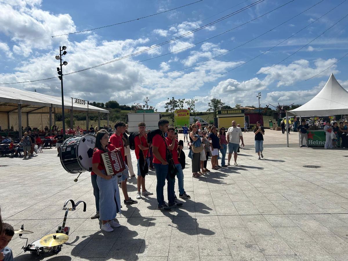 EN IMÁGENES: Desfile de cabezudos y día del socio en Santa Isabel de Lugones
