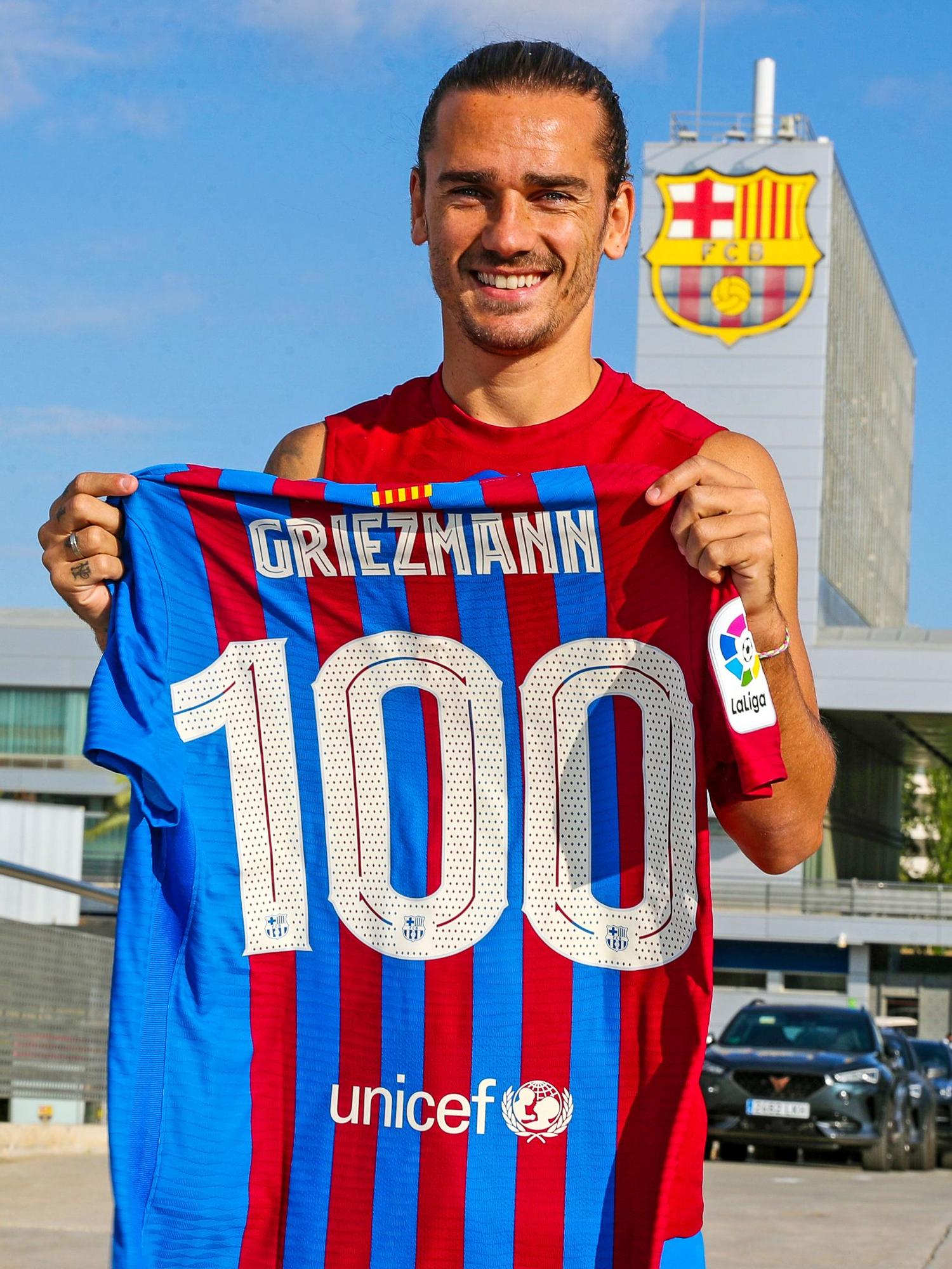 Antoine Griezmann, con la camiseta conmemorativa.