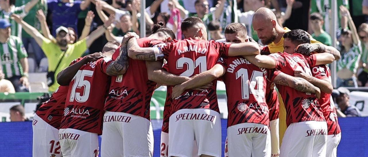 Piña de los jugadores del Mallorca antes del partido contra el Betis.