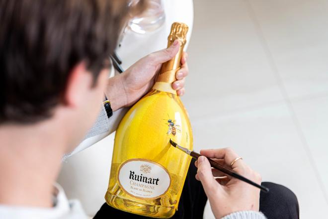 Ignasi Monreal pinta los estuches de los magnum de Ruinart