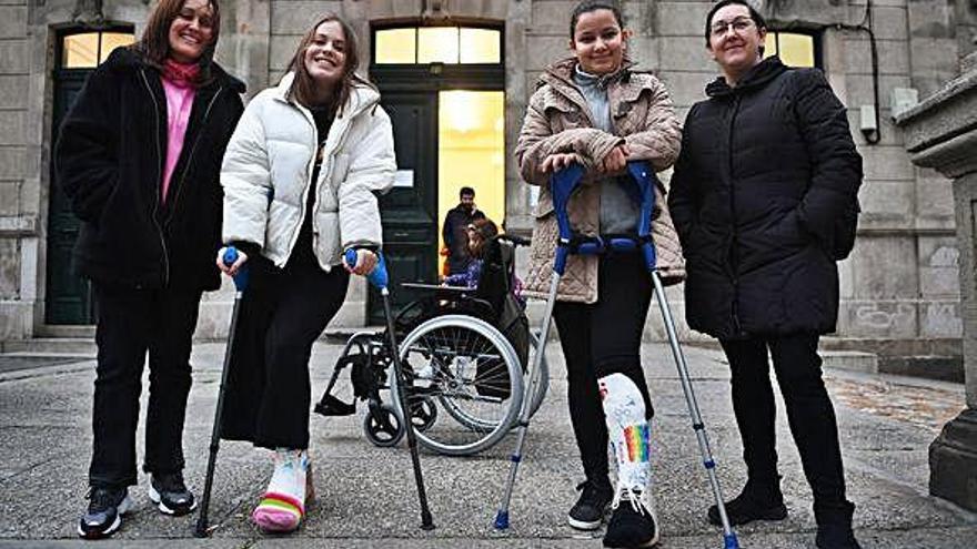 Mercedes Cervelo y María Medín, junto a sus respectivas hijas frente a las escaleras del colegio.