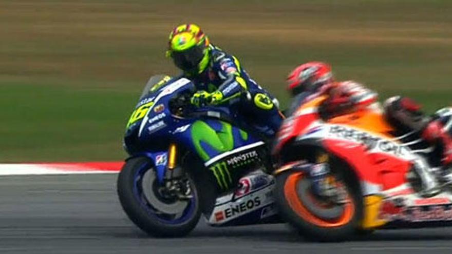 Imagen de la polémica acción de Rossi sobre Márquez.