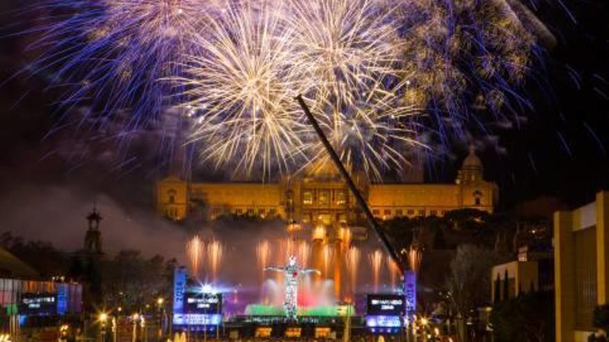 La festa de Cap d&#039;Any a l&#039;avinguda Maria Cristina de Barcelona.