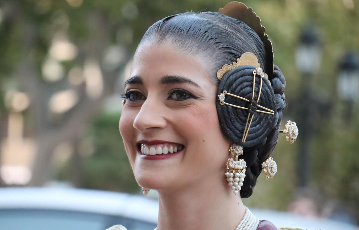 Paula Marí Turrientes, de la corte de honor, con el tocado de valenciana.