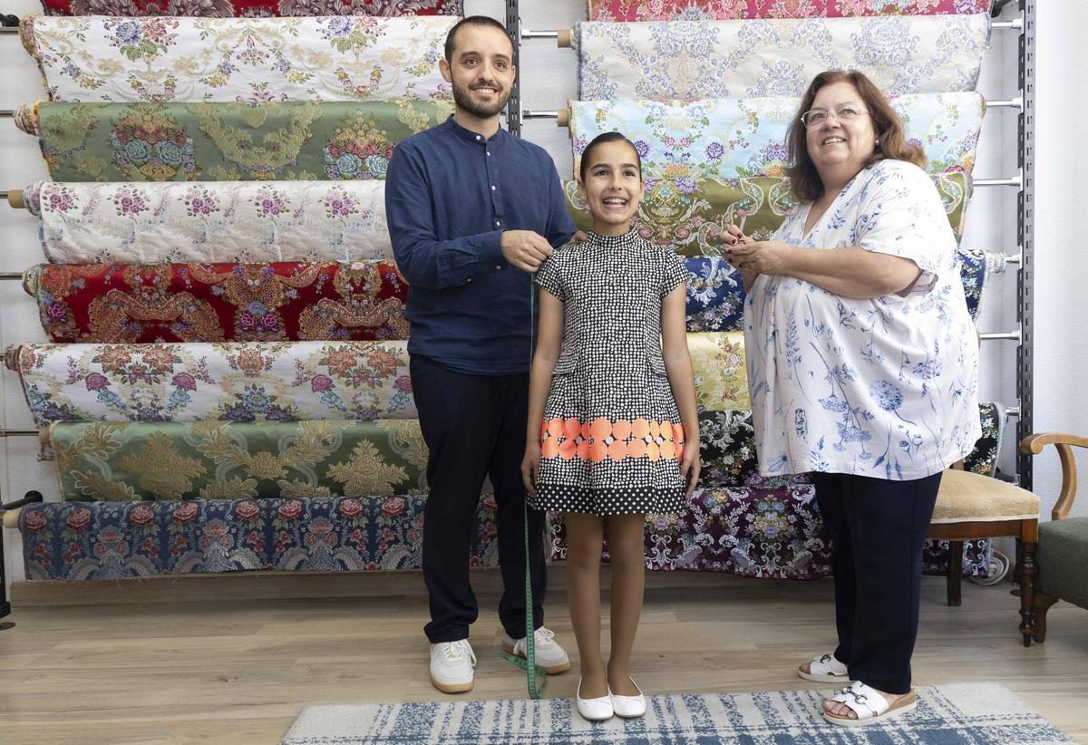 Tradición a medida: la Bellea del Foc Infantil y sus damas inician el camino hacia sus trajes oficiales