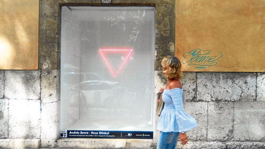 Hingeschaut: eine Passantin vor dem Kunstwerk „Rosa Winkel&quot; von Andrés Senra.