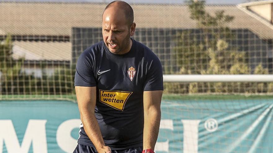 El entrenador del Sporting en el entrenamiento de este viernes en el campo anexo del Elche